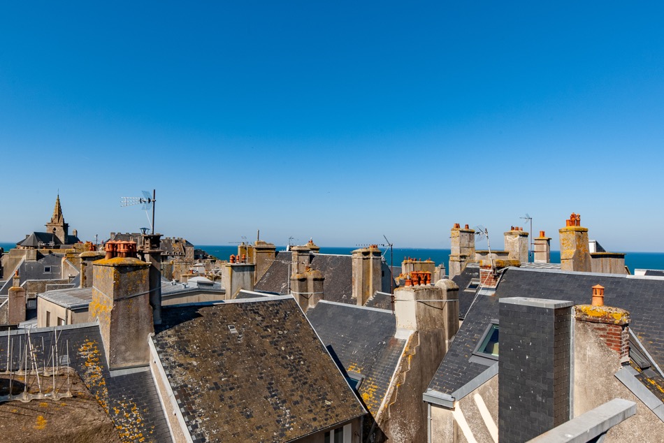 Vue sur les toits d'ardoise de la cité corsaire et la Manche