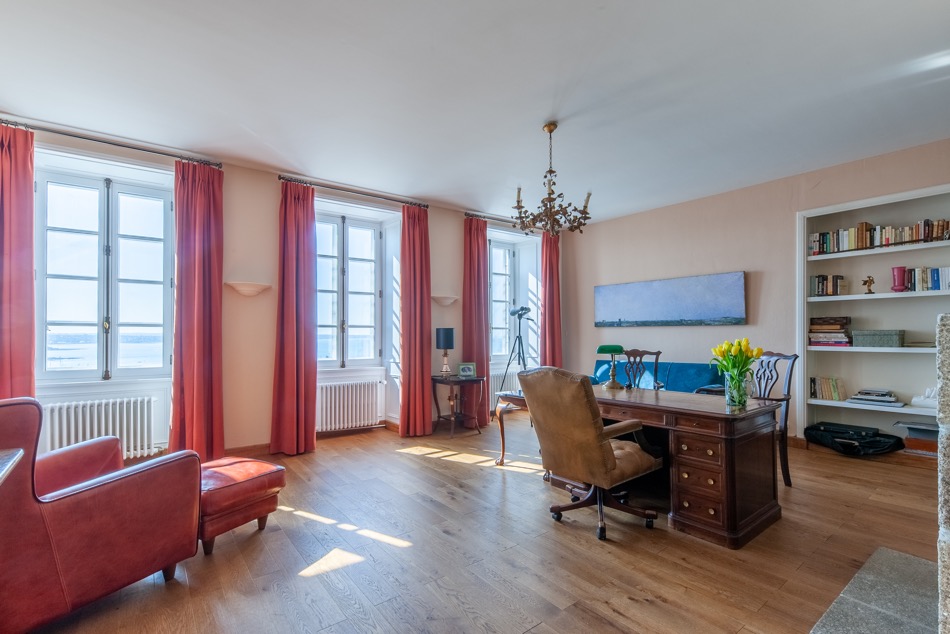 Bureau aux rideaux rouges, fenêtre ouverte sur la Manche et le port de Granville