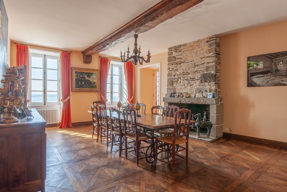 Salle à manger avec cheminée monumentale en pierre