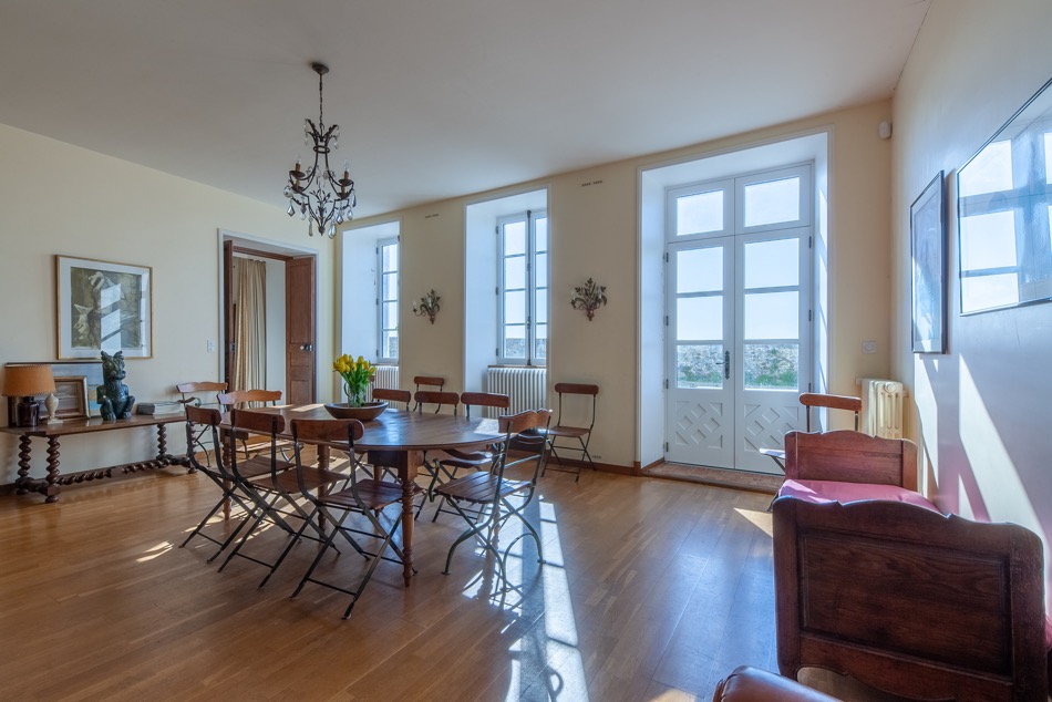 Salon avec balcon ouvert sur la mer