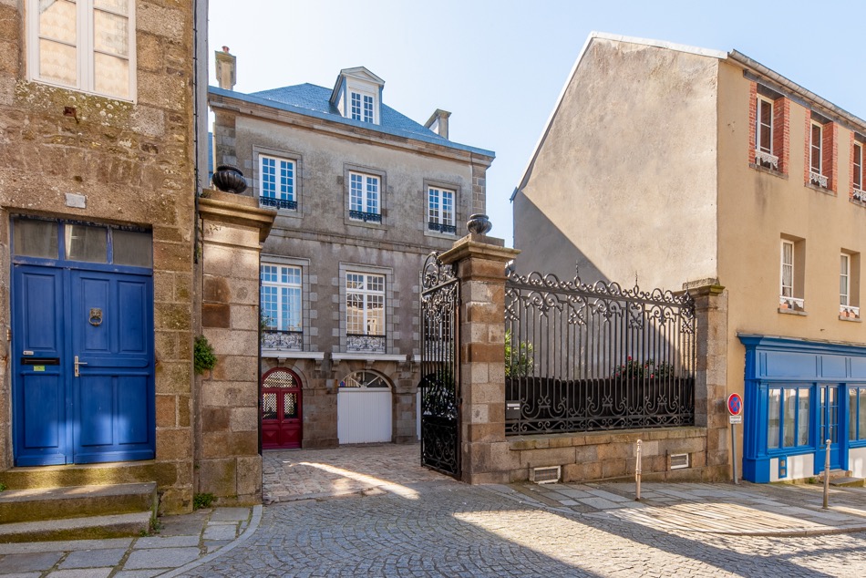 Façade XVIIe de l'Hôtel Le Mengnonnet — porte cochère et grille en fer forgé