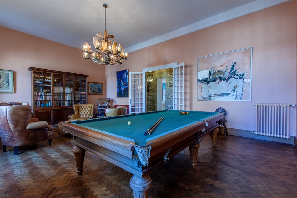 Salon / salle de billard donnant sur la cour intérieure, parquet du XIXe siècle, hauteur sous plafond supérieure à quatre mètres