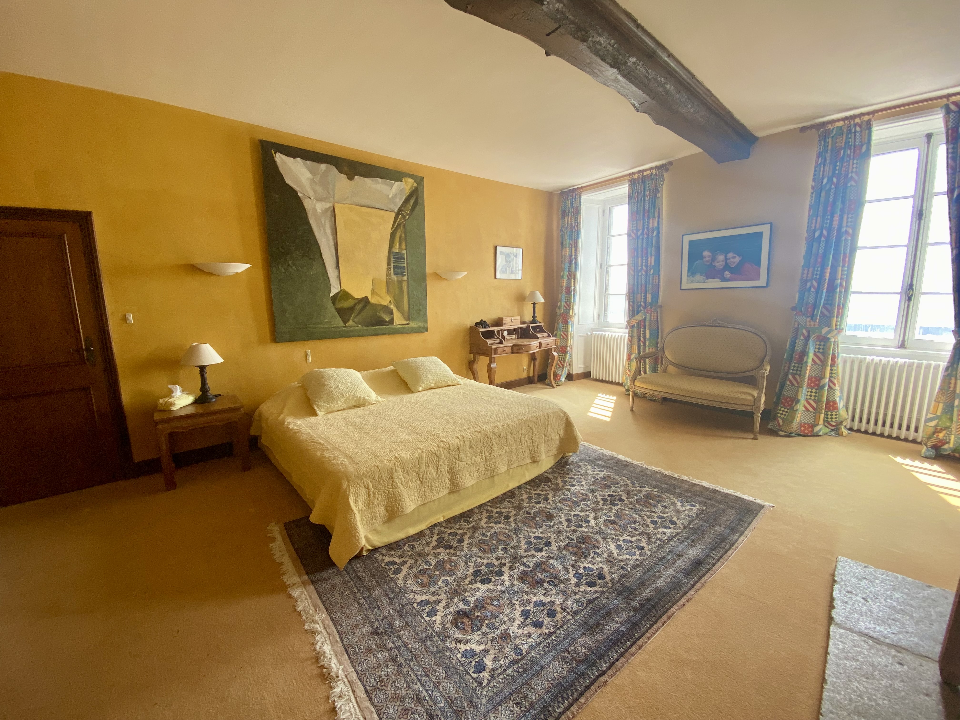 Chambre jaune lumineuse