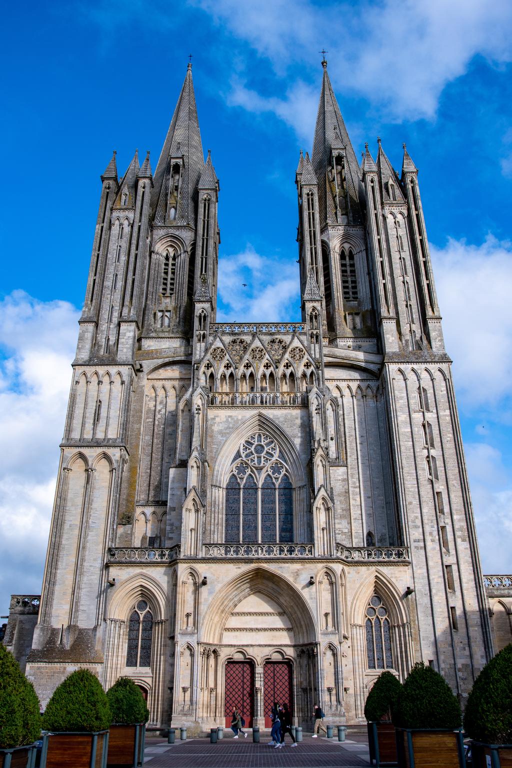 Cathédrale Notre-Dame de Coutances, façade gothique aux flèches élancées