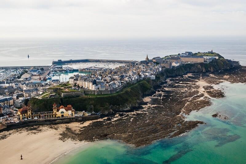 La Haute-Ville de Granville et le Roc, face à la mer