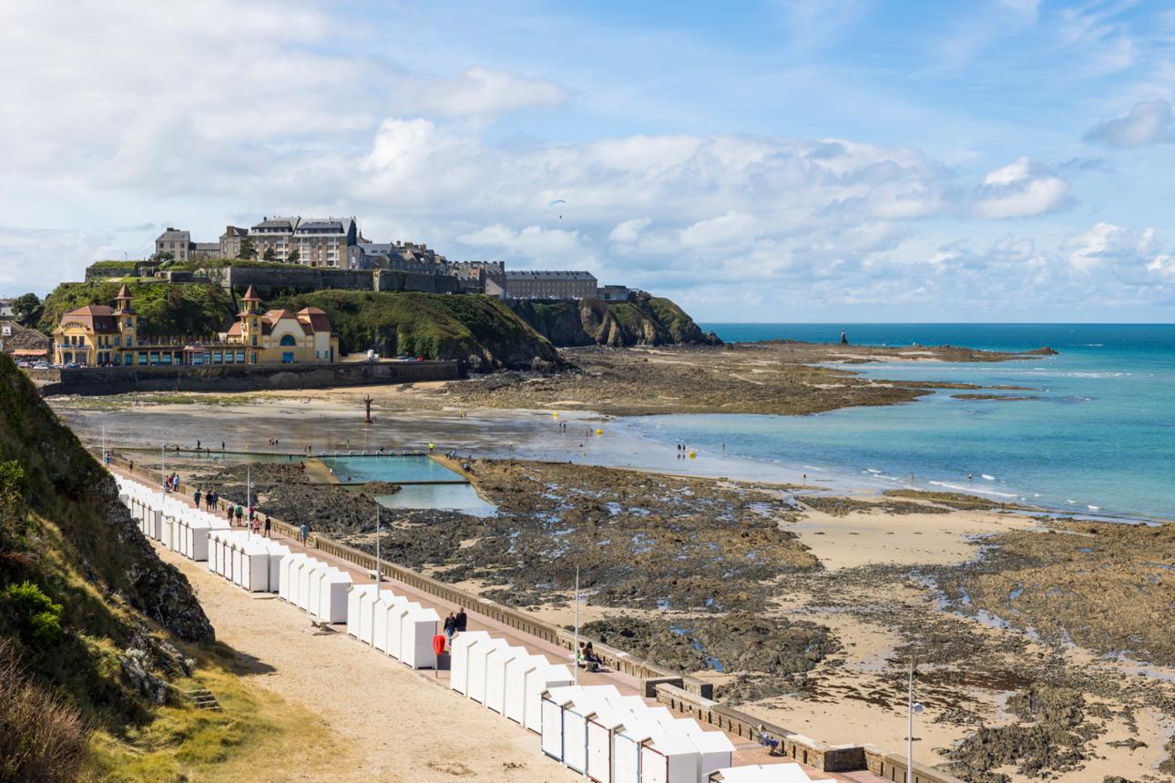 Plage du Plat Gousset à Granville, sable, promenade et mer